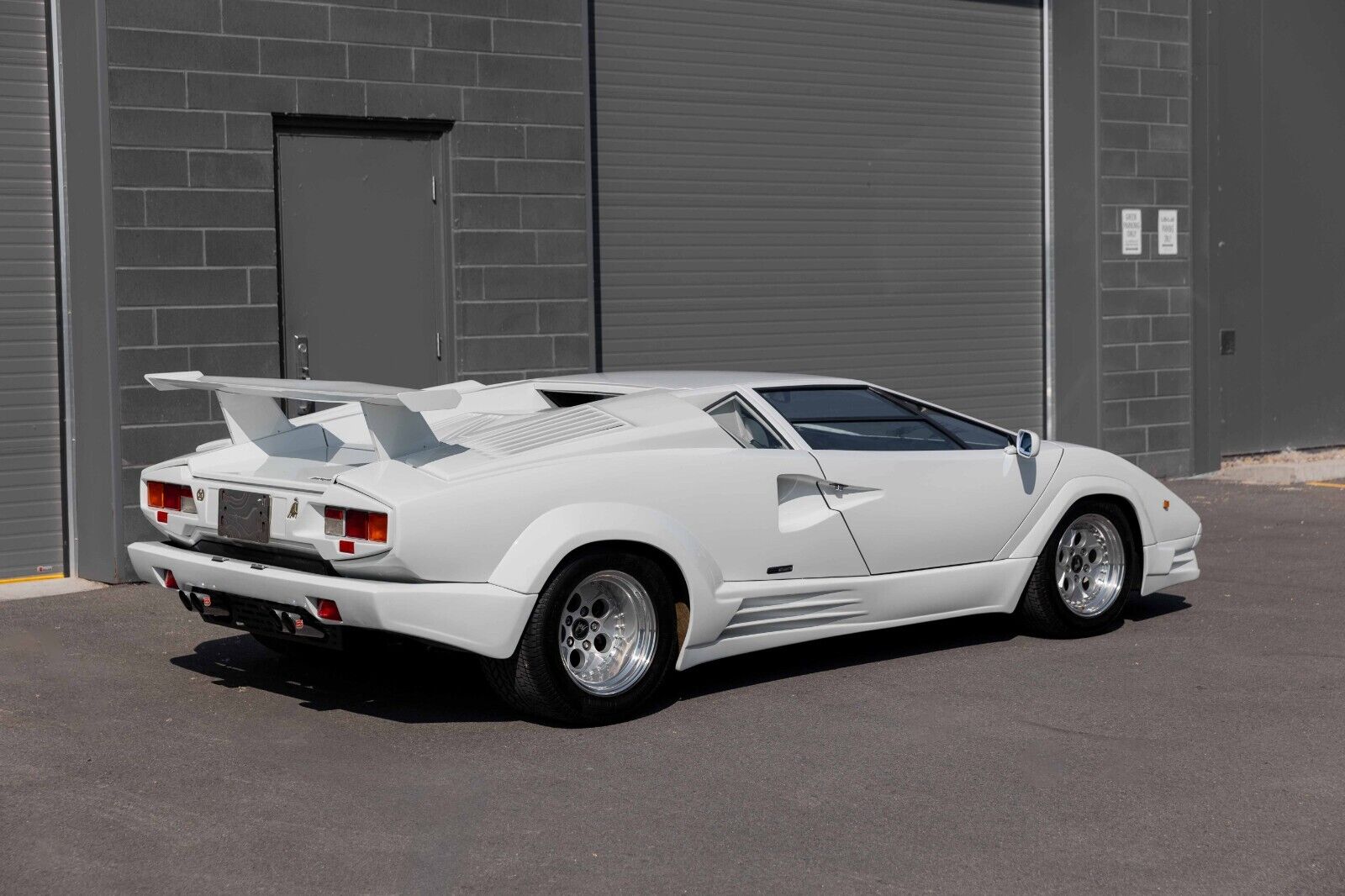 Lamborghini-Countach-Coupe-1989-4