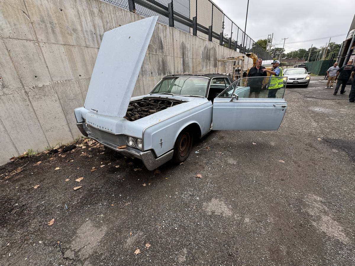 Lincoln-Continental-1966-5