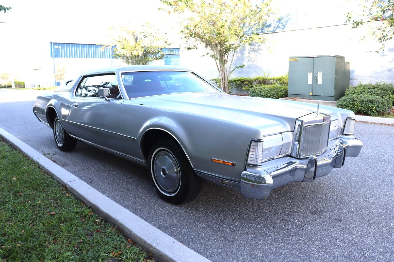 Lincoln-Continental-1973-4