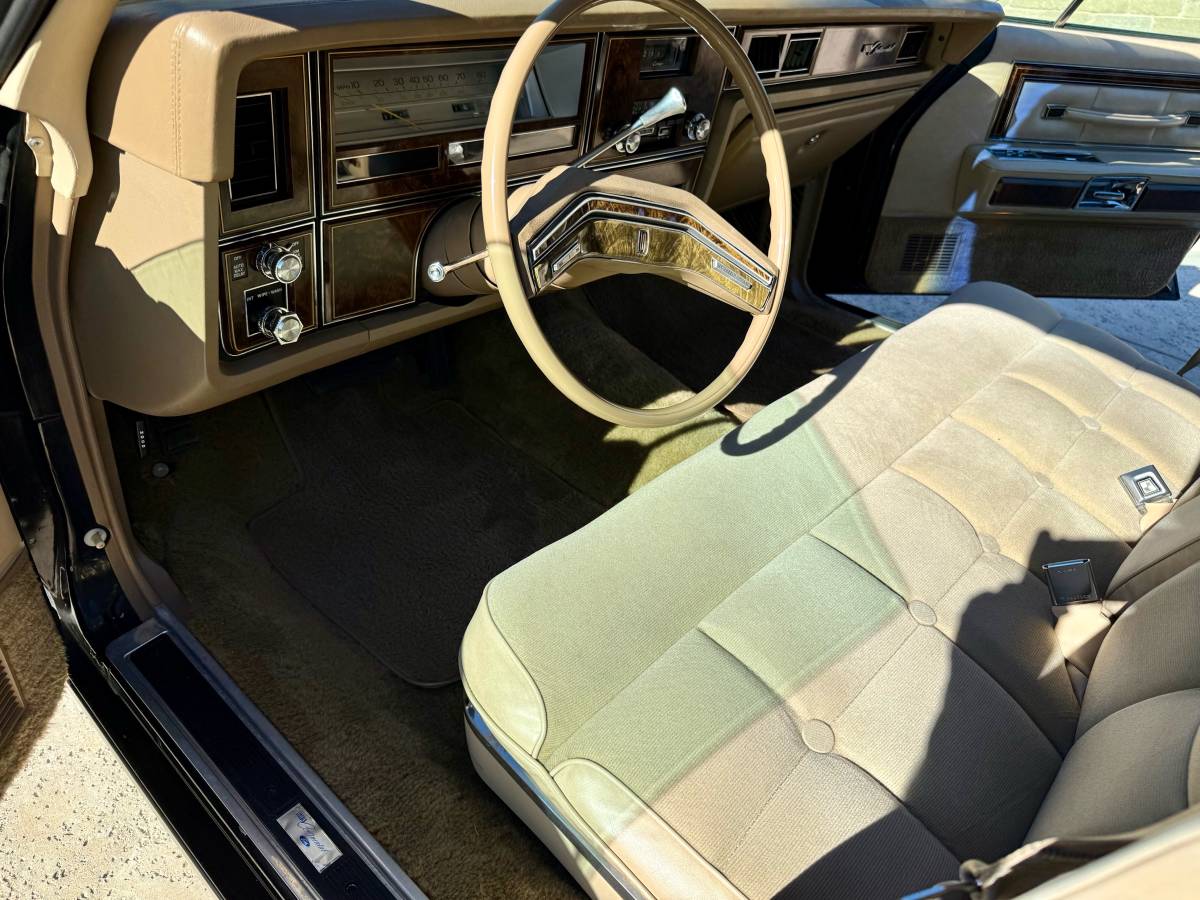 Lincoln-Continental-1979-3