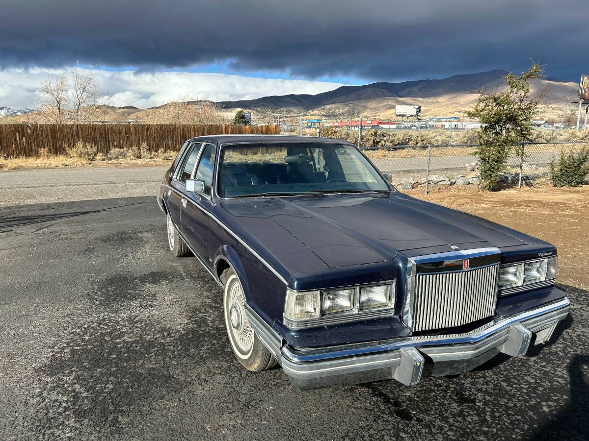 Lincoln-Continental-1982-5