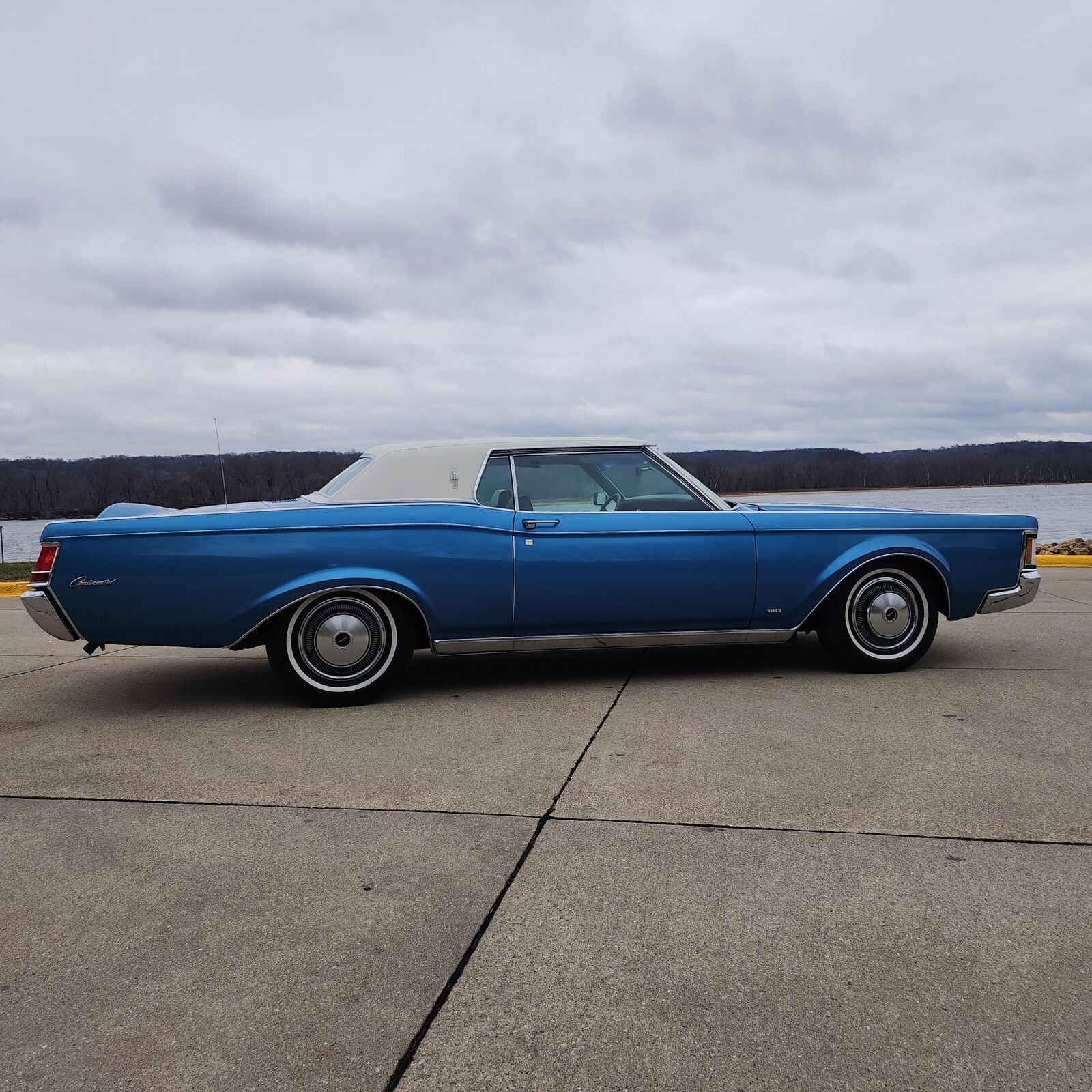 Lincoln Continental Mark III  year1}