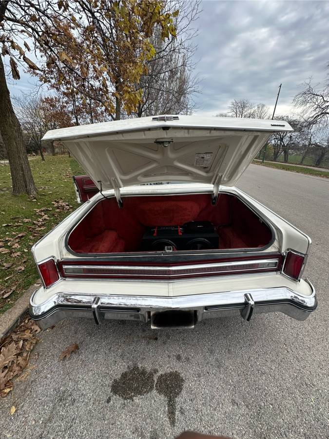 Lincoln-Continental-town-coupe-1975-1