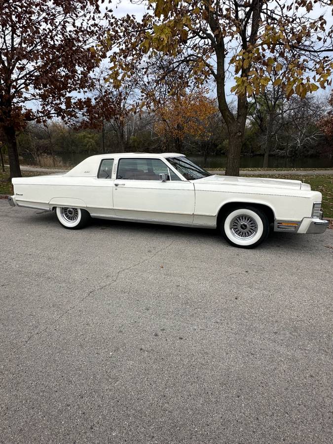 Lincoln-Continental-town-coupe-1975-15