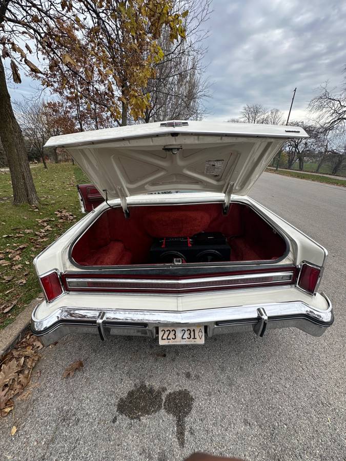 Lincoln-Continental-town-coupe-1975-19