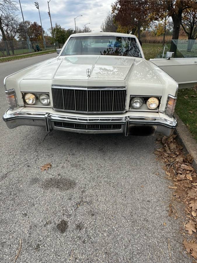 Lincoln-Continental-town-coupe-1975-2