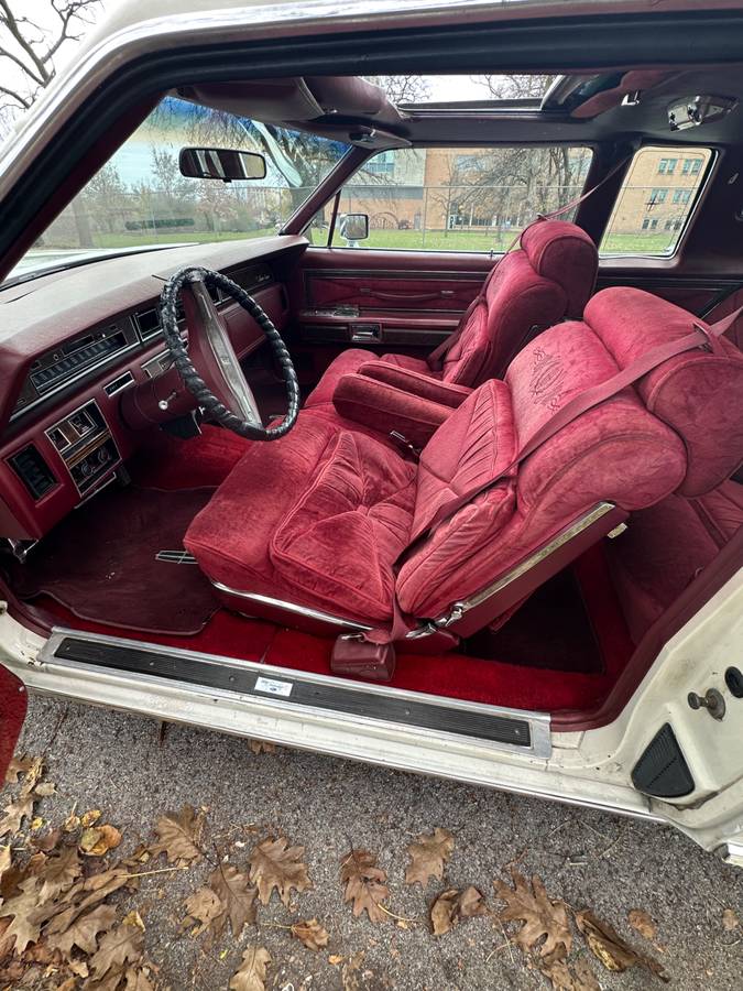 Lincoln-Continental-town-coupe-1975-20