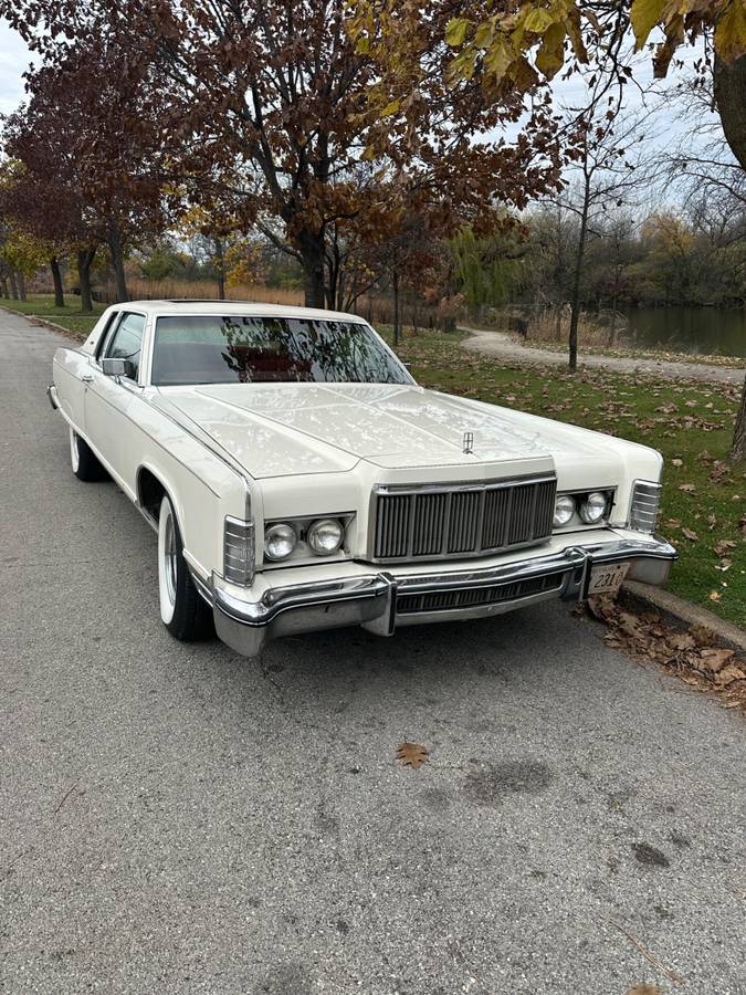 Lincoln-Continental-town-coupe-1975-4