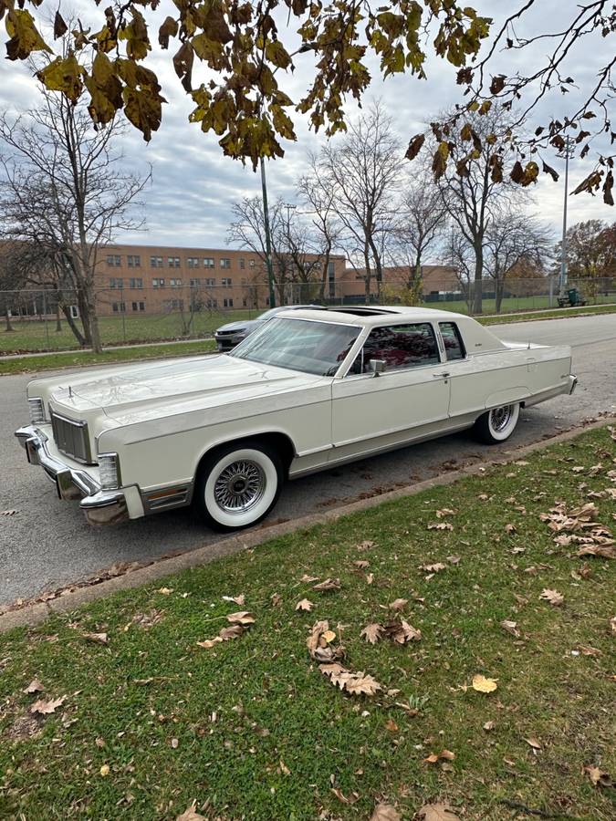 Lincoln-Continental-town-coupe-1975