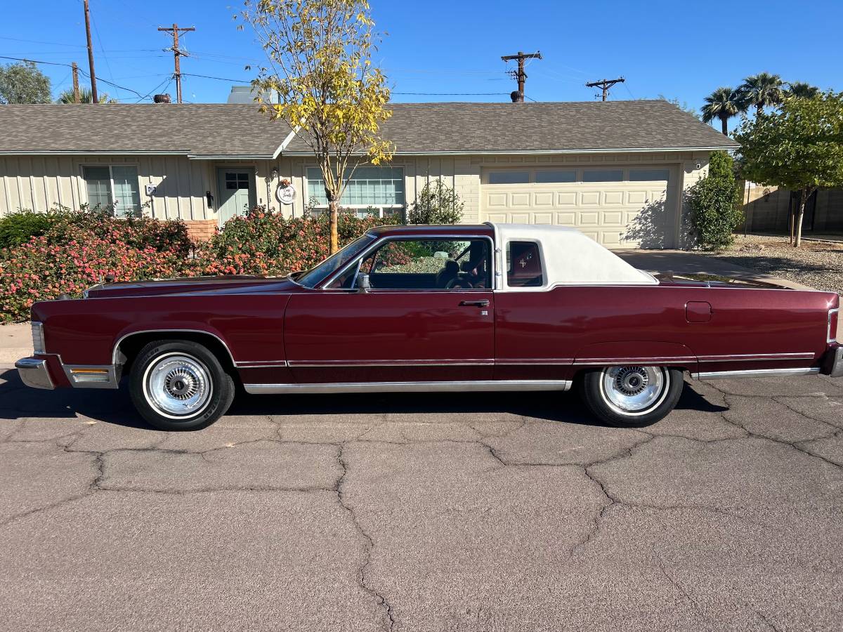 Lincoln-Continental-town-coupe-1977-1