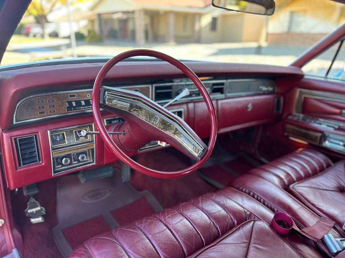 Lincoln-Continental-town-coupe-1977-12