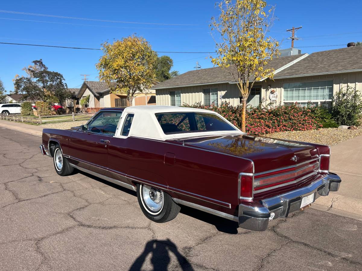 Lincoln-Continental-town-coupe-1977-2