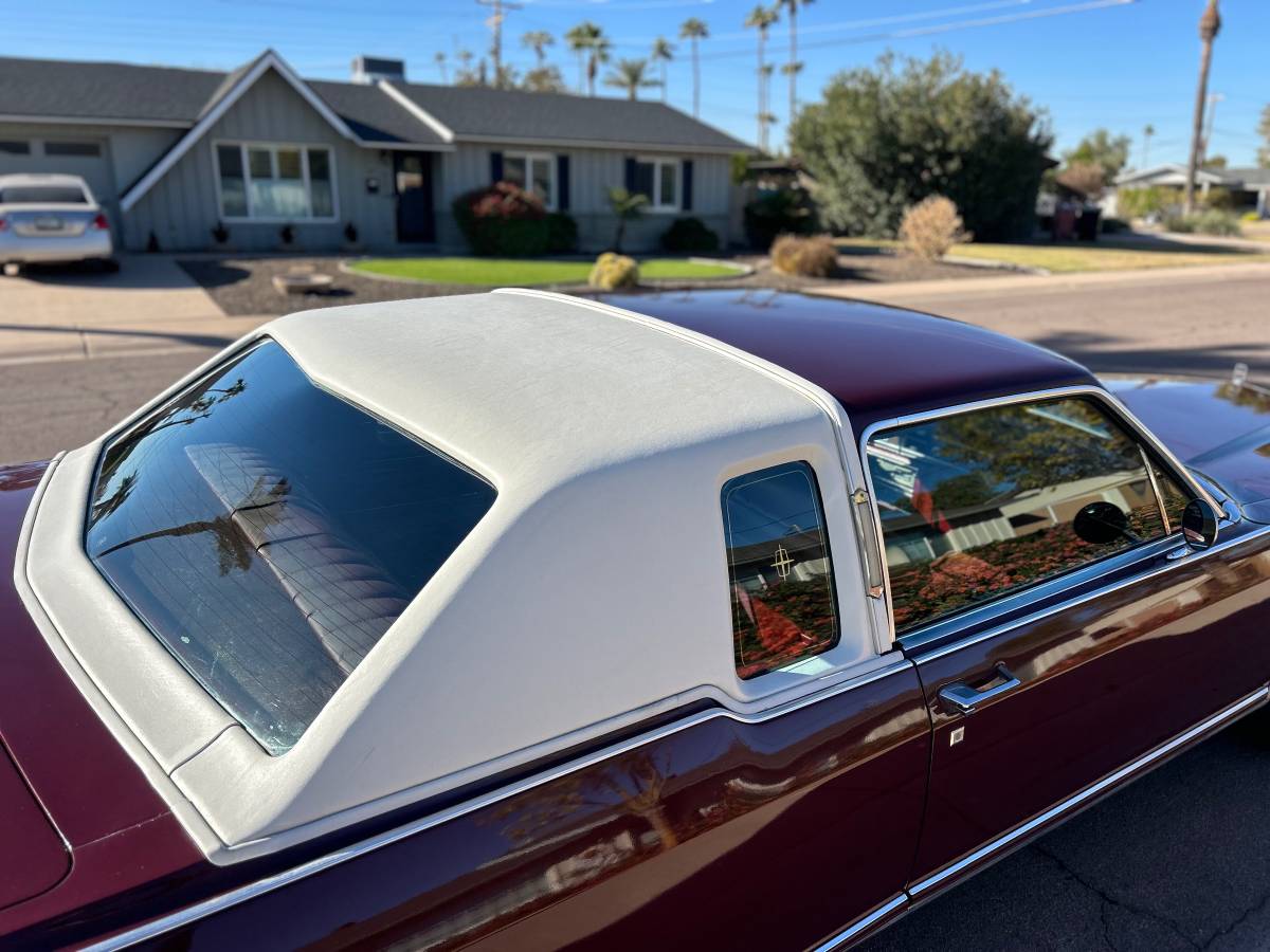 Lincoln-Continental-town-coupe-1977-5