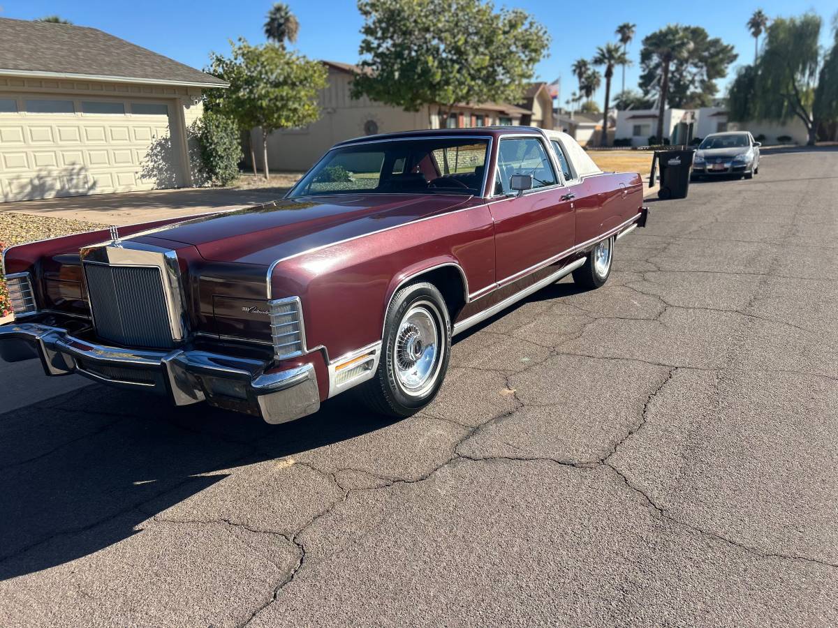 Lincoln-Continental-town-coupe-1977