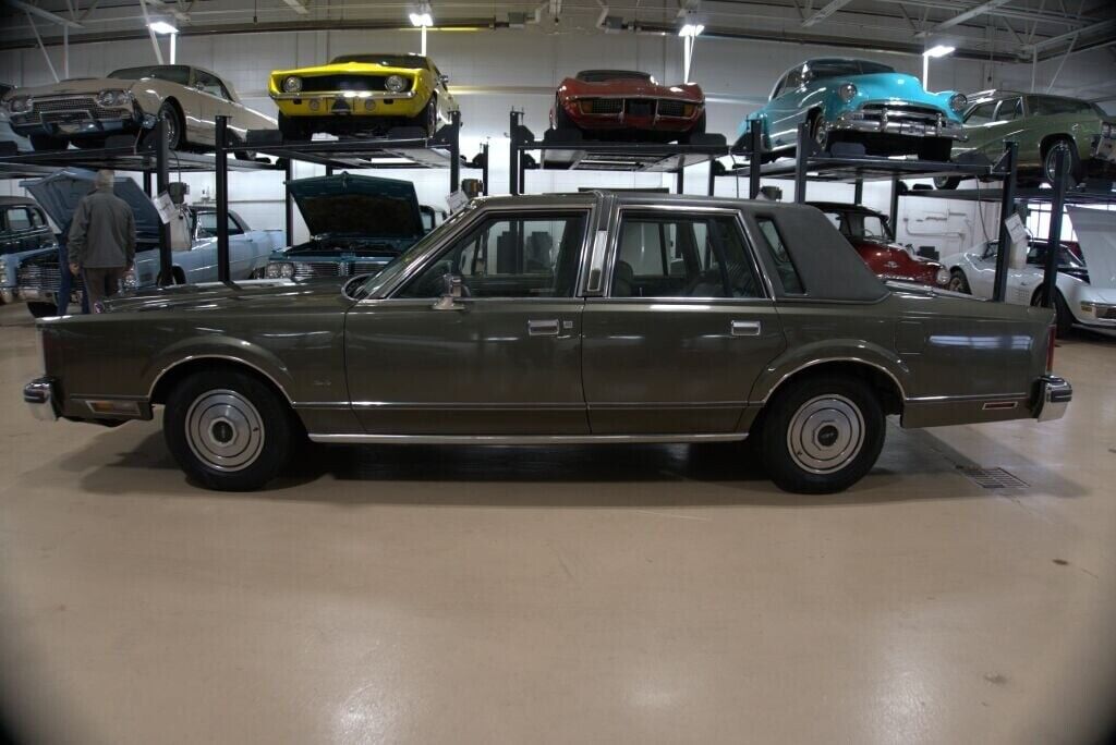 Lincoln-Town-Car-Berline-1984-2