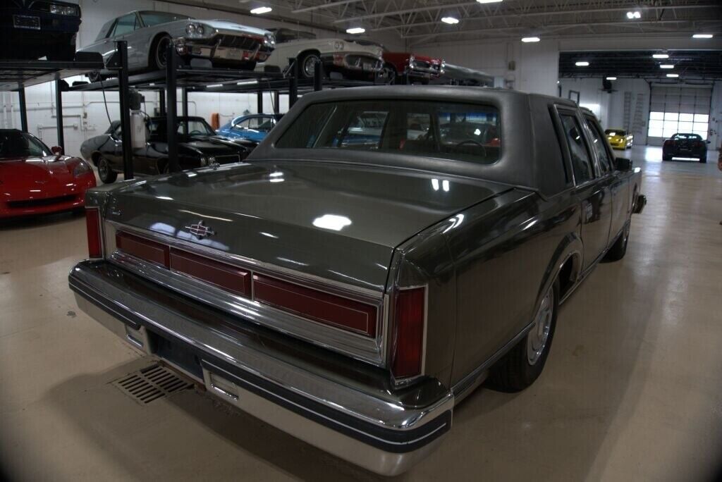 Lincoln-Town-Car-Berline-1984-5