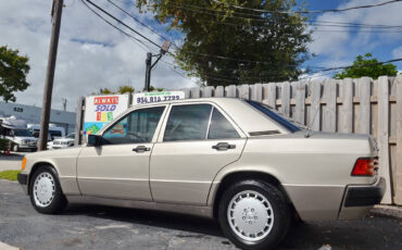 Mercedes-Benz-190-Class-Berline-1993-6