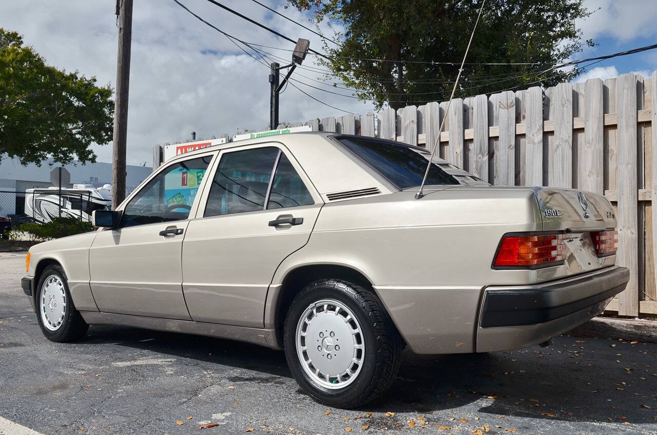 Mercedes-Benz-190-Class-Berline-1993-7