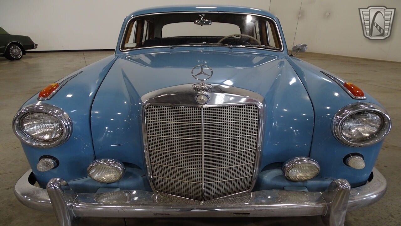 Mercedes-Benz-200-Series-1959-10