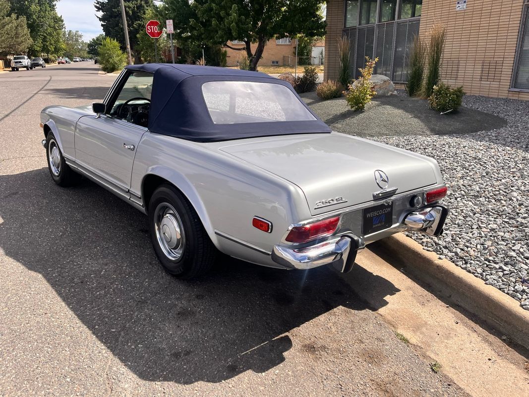 Mercedes-Benz-200-Series-1968-13