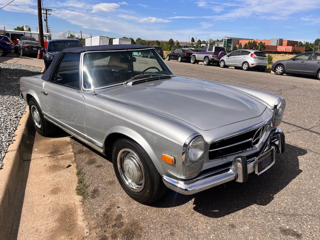 Mercedes-Benz-200-Series-1968-23