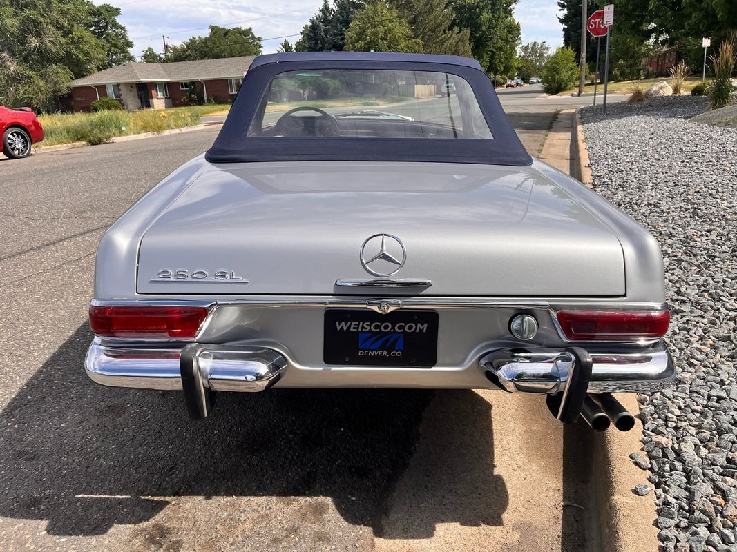 Mercedes-Benz-200-Series-1968-37