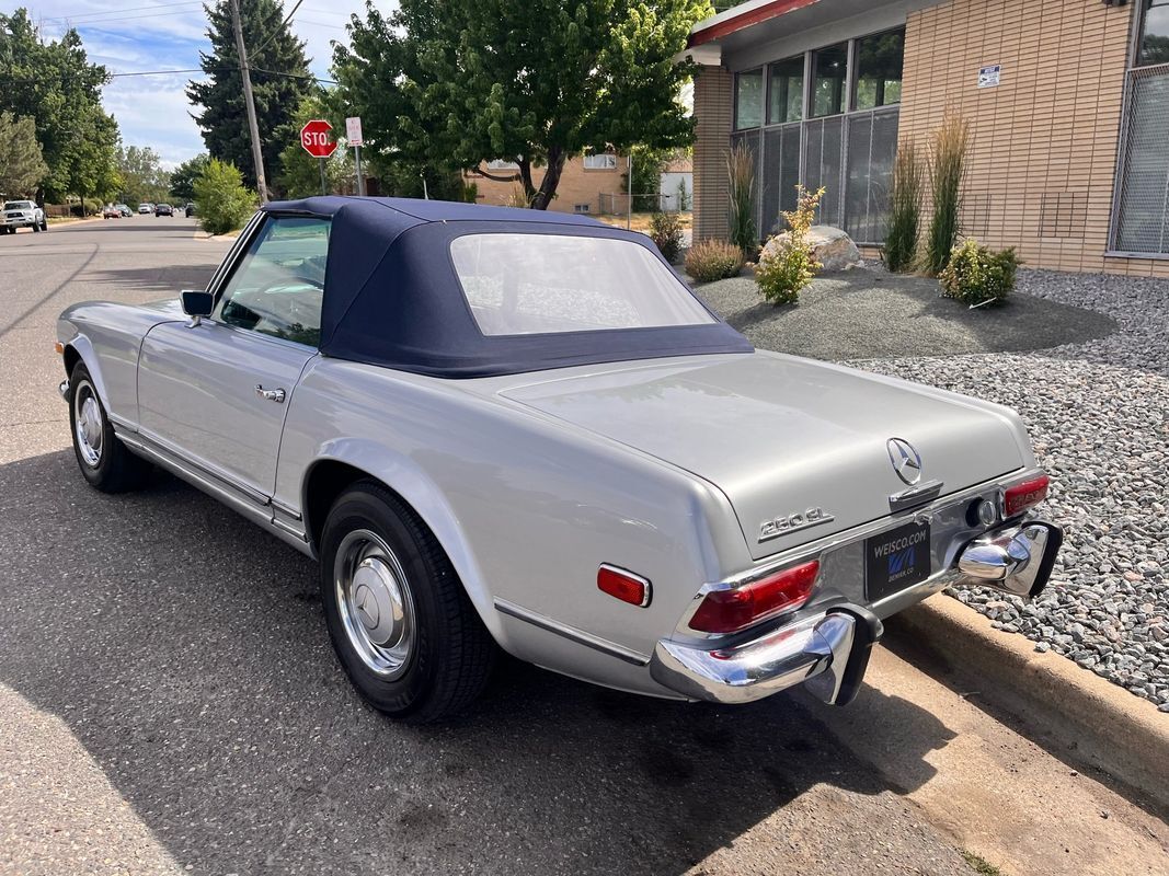 Mercedes-Benz-200-Series-1968-39