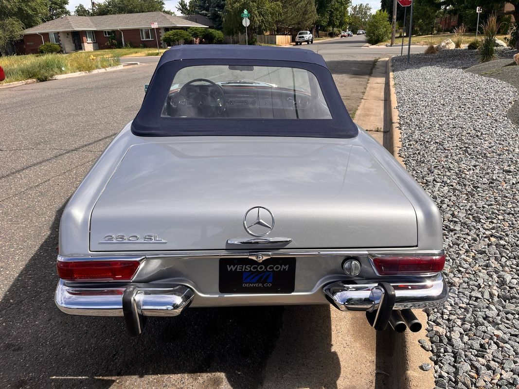 Mercedes-Benz-200-Series-1968-5