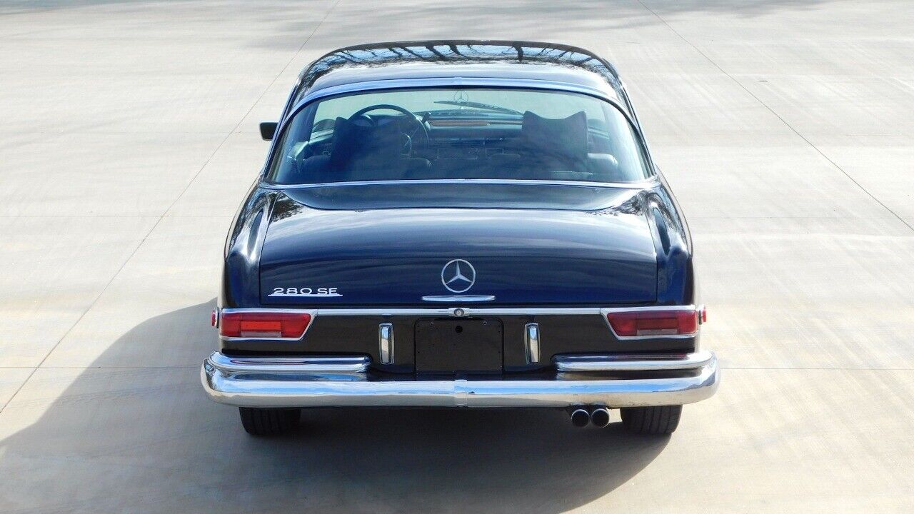 Mercedes-Benz-200-Series-1969-6