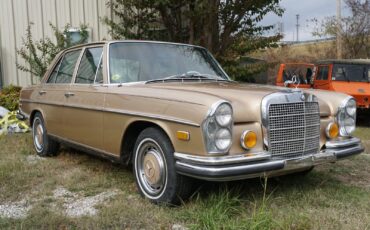 Mercedes-Benz-200-Series-1970-1