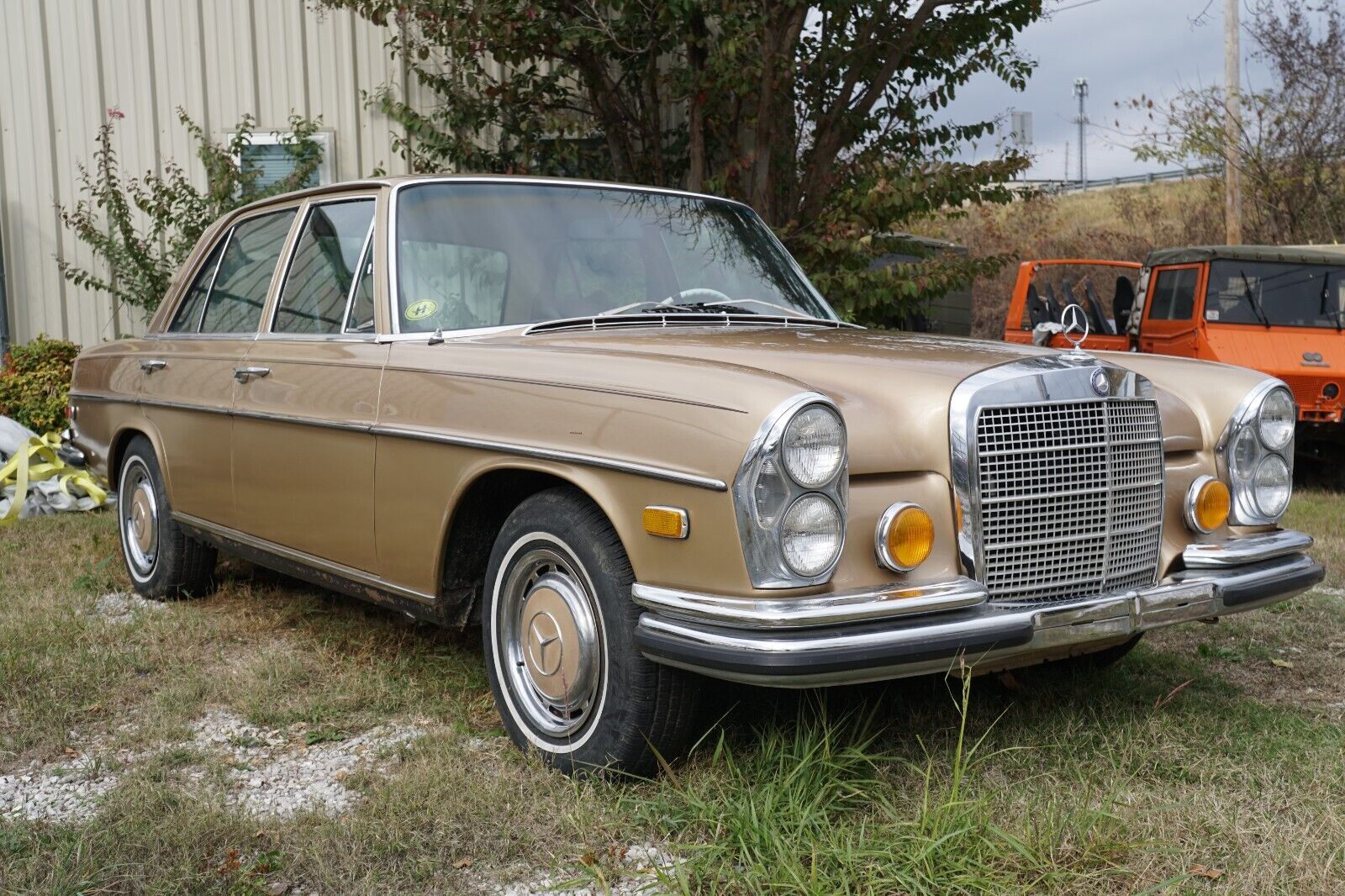 Mercedes-Benz-200-Series-1970-1