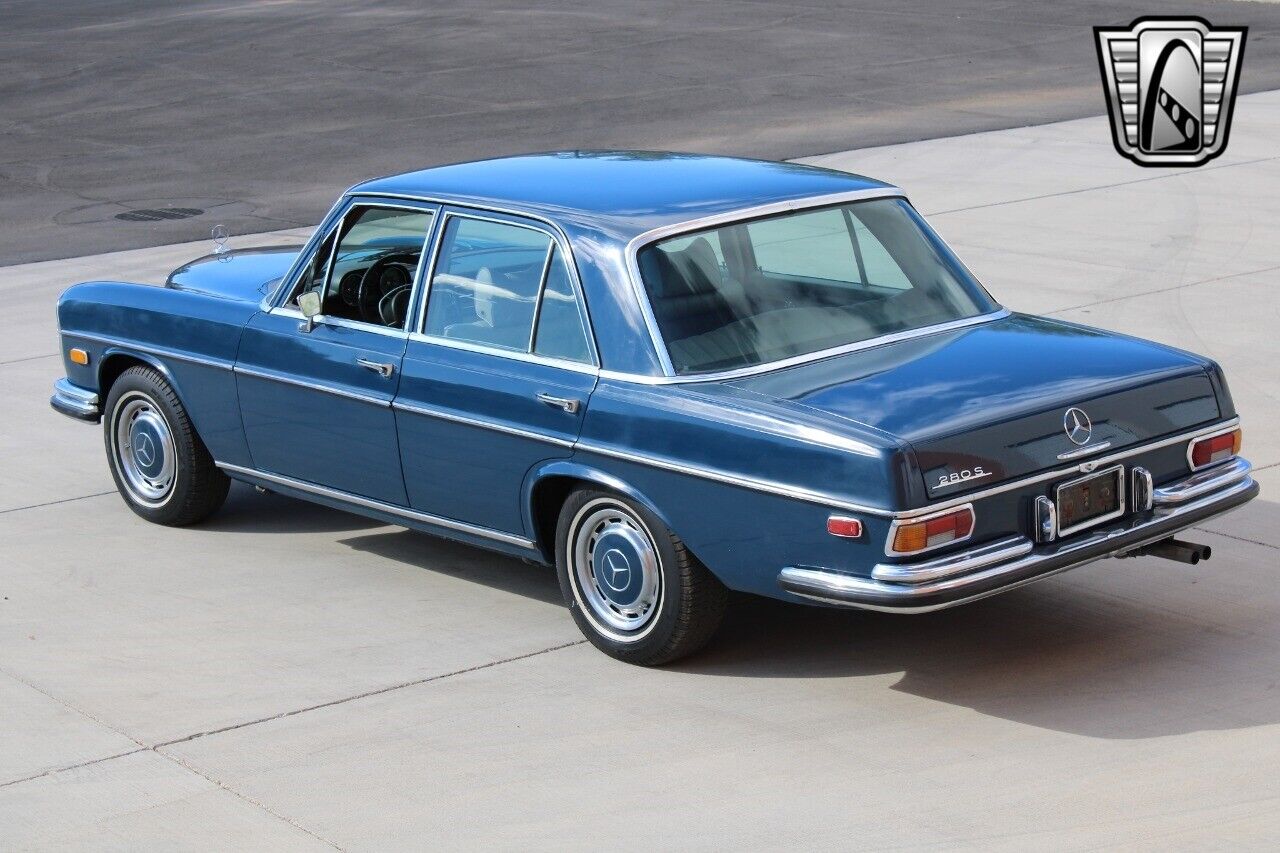 Mercedes-Benz-200-Series-1970-10