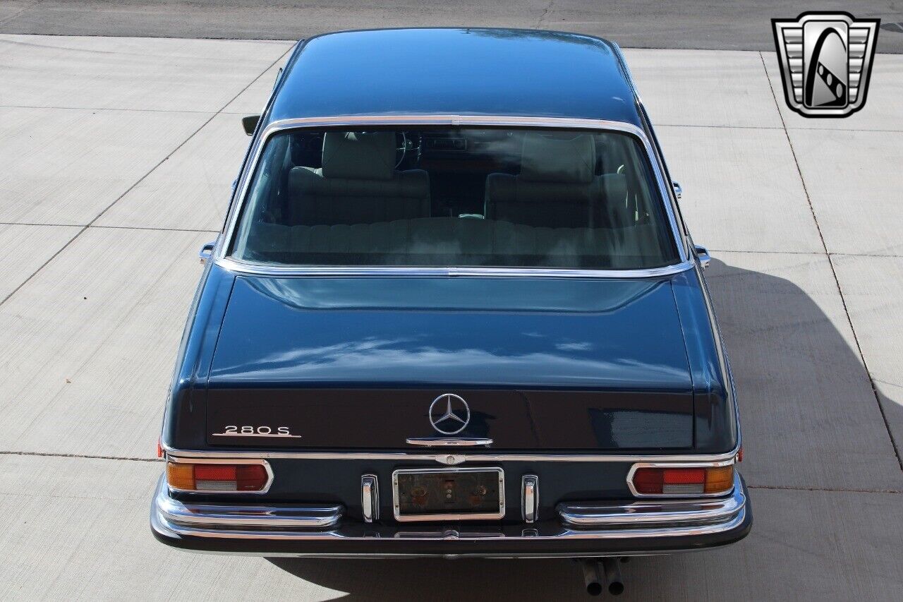 Mercedes-Benz-200-Series-1970-11