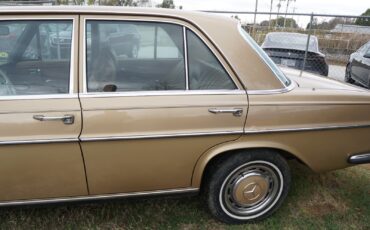 Mercedes-Benz-200-Series-1970-12