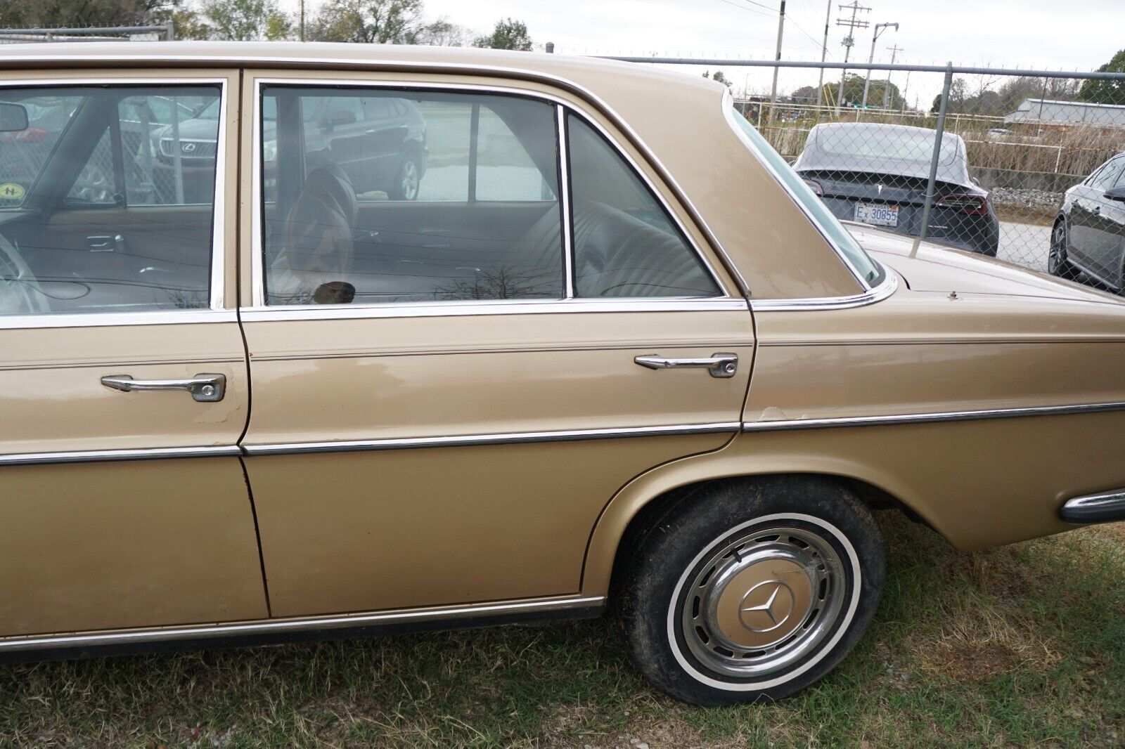 Mercedes-Benz-200-Series-1970-12