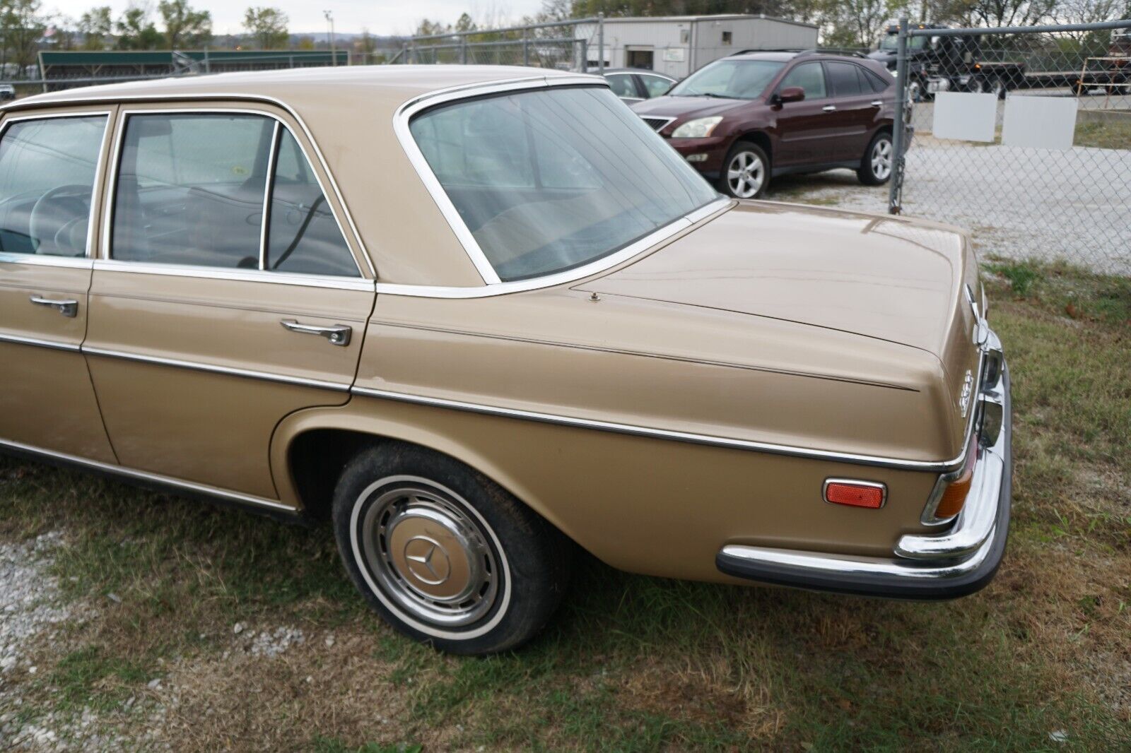 Mercedes-Benz-200-Series-1970-14