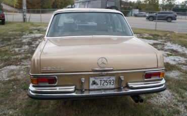 Mercedes-Benz-200-Series-1970-15