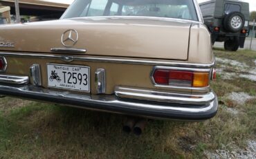 Mercedes-Benz-200-Series-1970-17