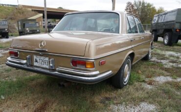 Mercedes-Benz-200-Series-1970-18