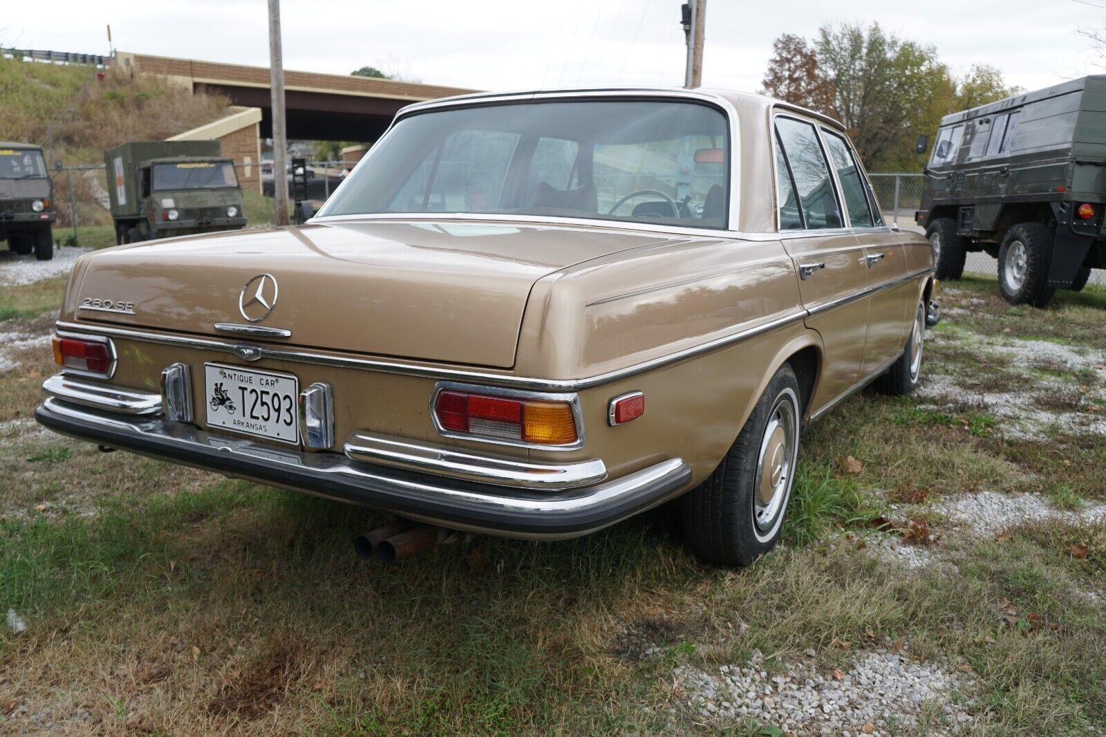 Mercedes-Benz-200-Series-1970-18