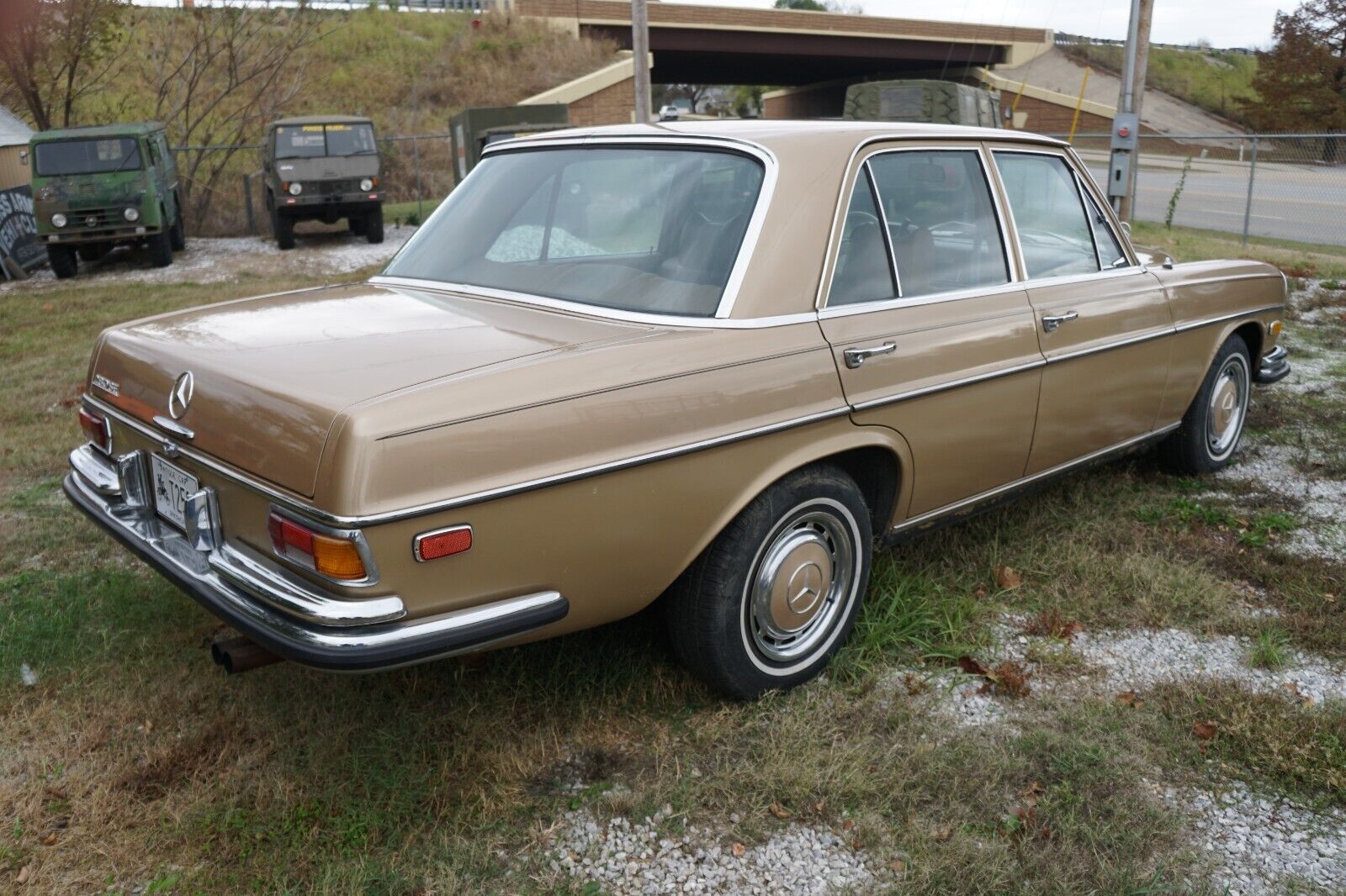 Mercedes-Benz-200-Series-1970-19