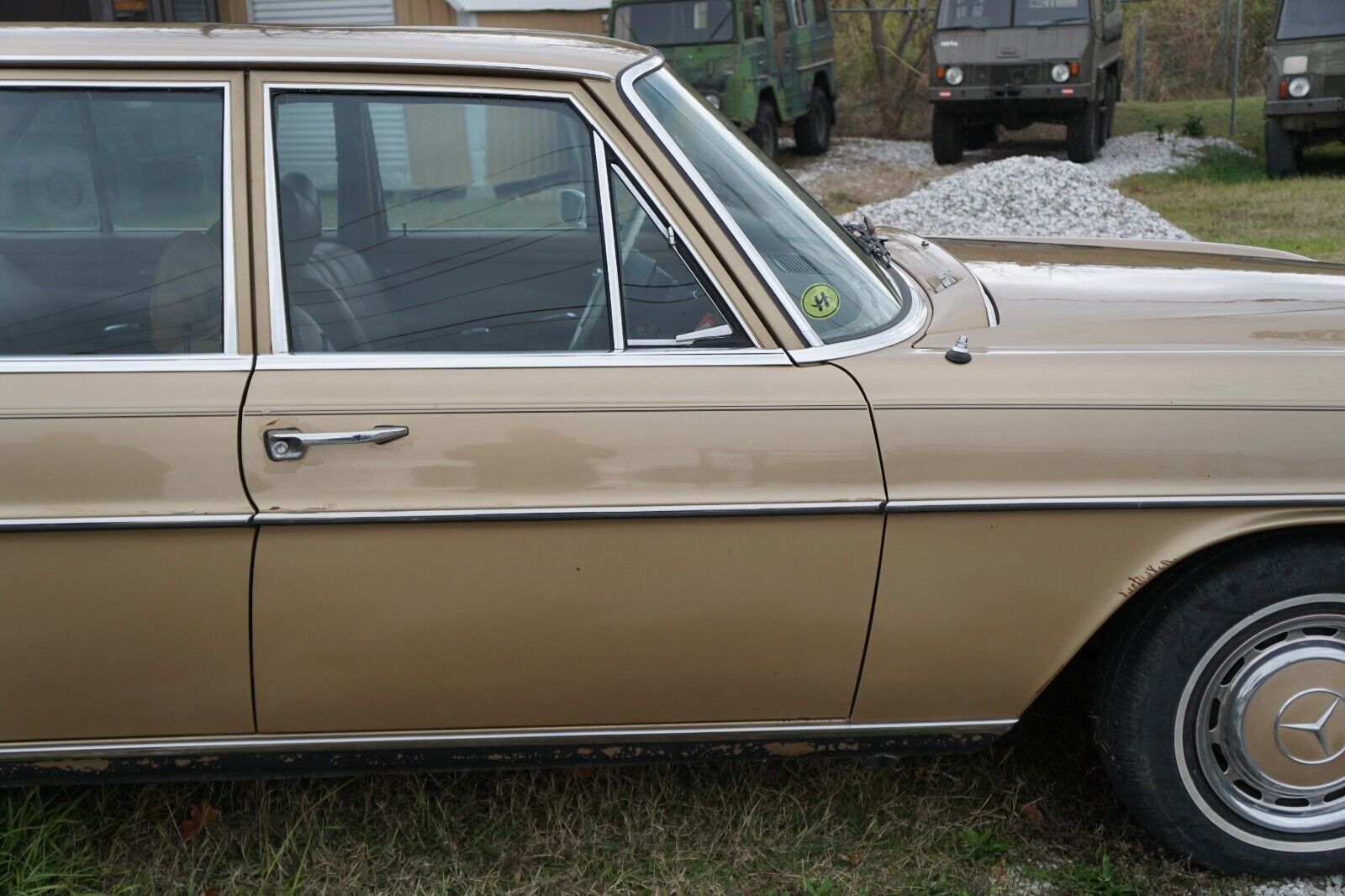 Mercedes-Benz-200-Series-1970-22