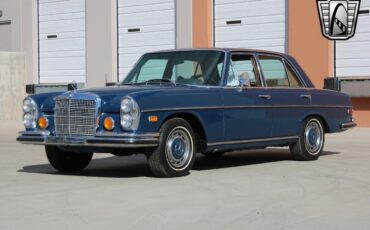 Mercedes-Benz-200-Series-1970-3