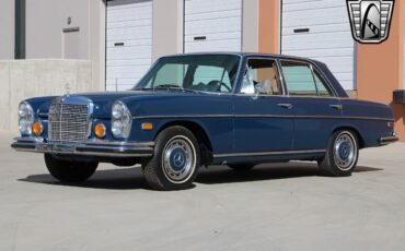 Mercedes-Benz-200-Series-1970-4