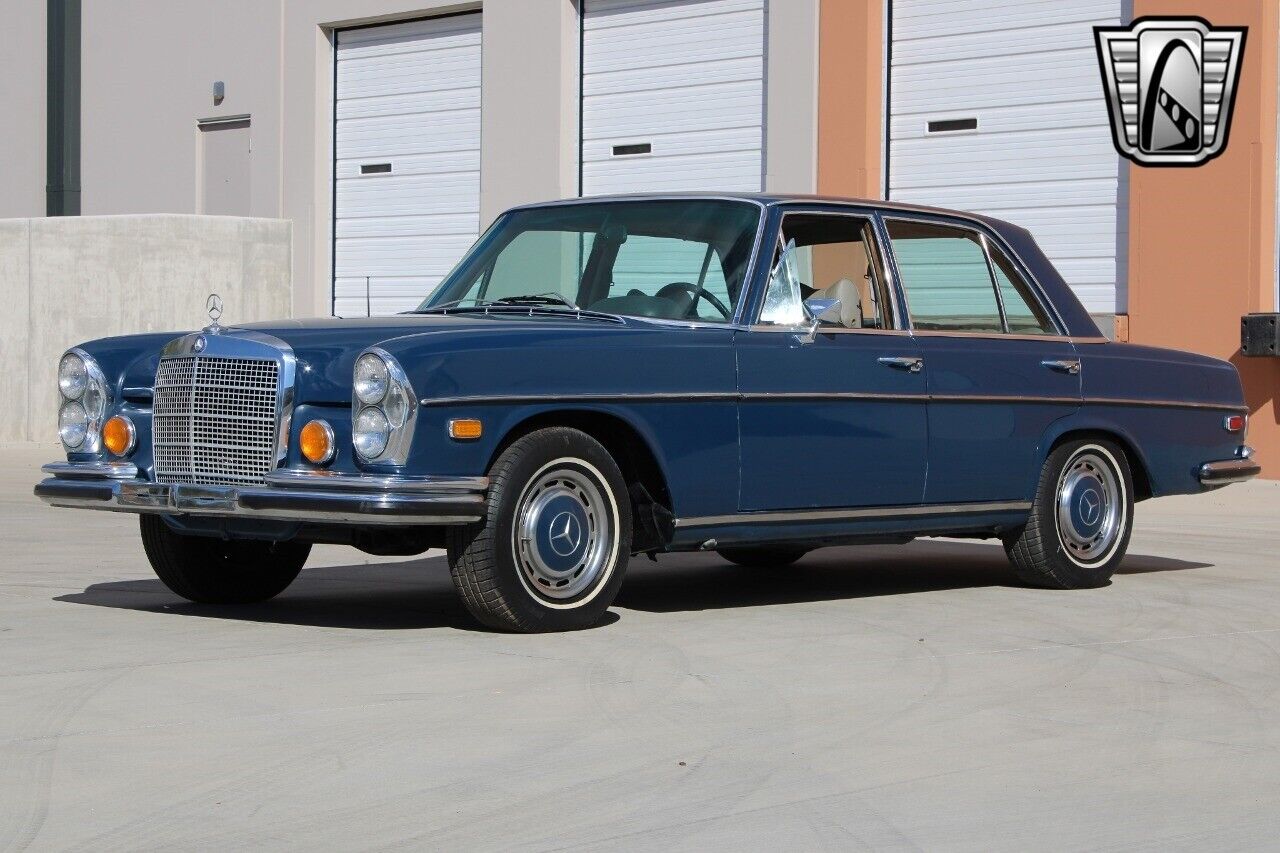 Mercedes-Benz-200-Series-1970-4