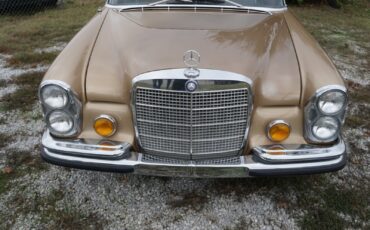 Mercedes-Benz-200-Series-1970-4