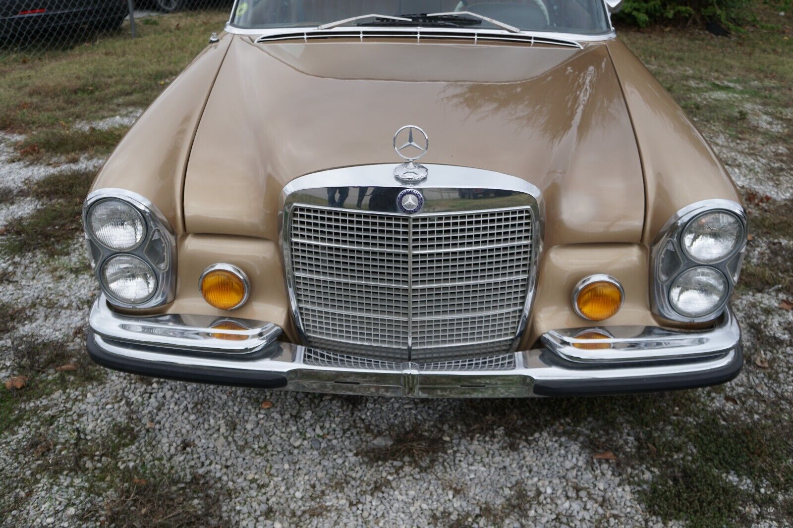 Mercedes-Benz-200-Series-1970-4