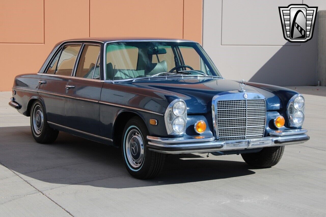 Mercedes-Benz-200-Series-1970-5