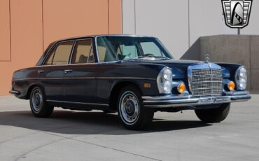 Mercedes-Benz-200-Series-1970-6