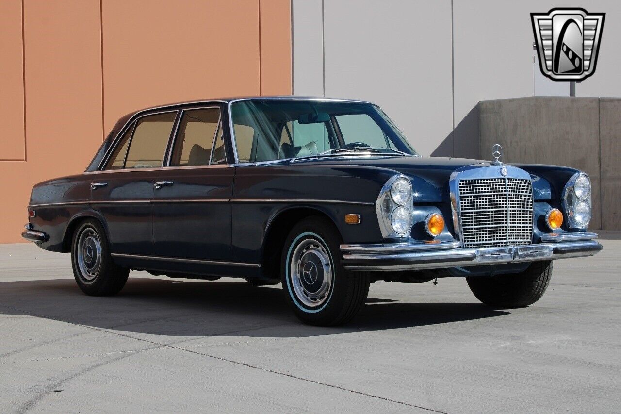 Mercedes-Benz-200-Series-1970-6